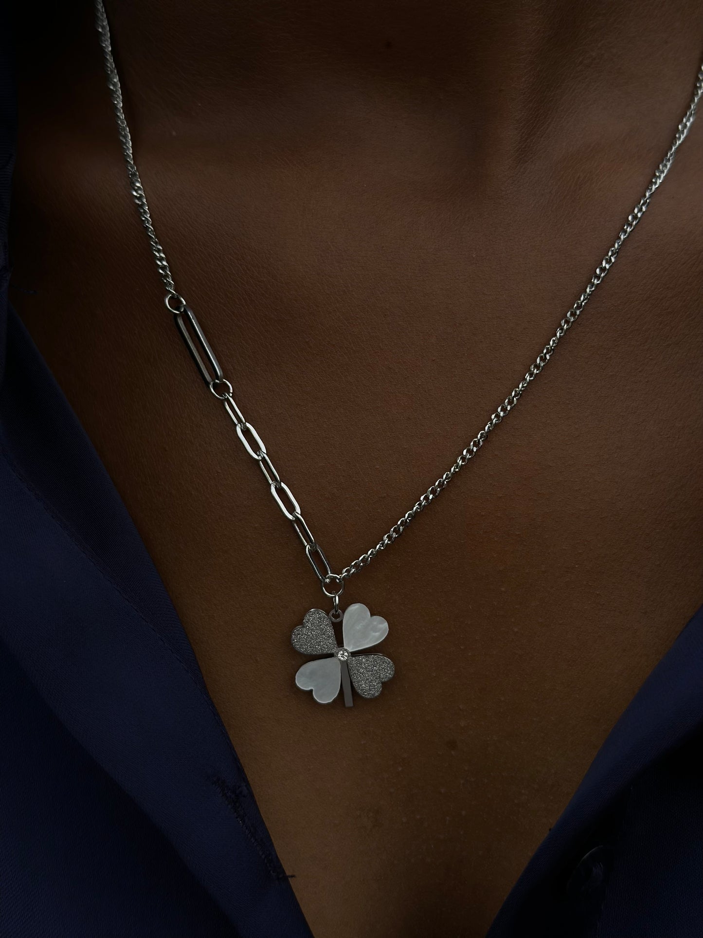 Colar Prateado Com Flores No Centro