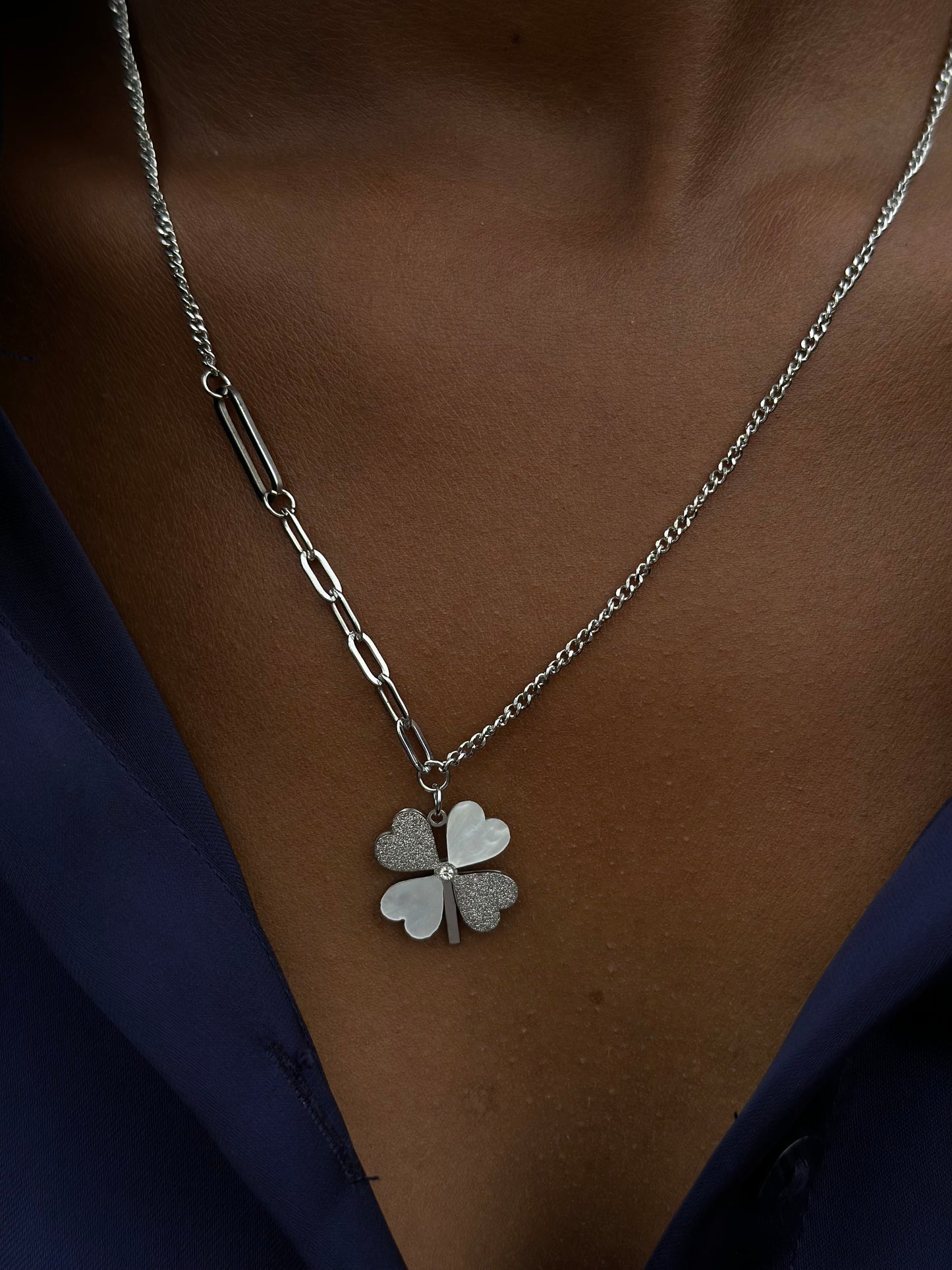 Colar Prateado Com Flores No Centro