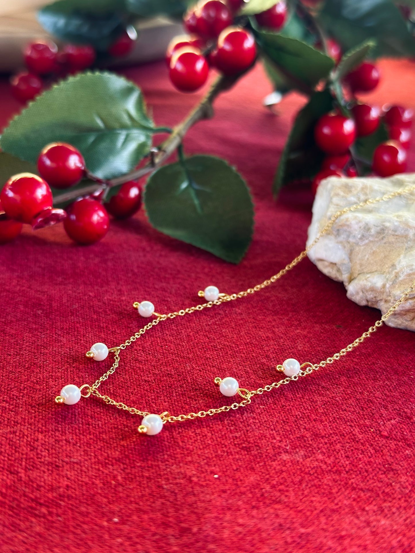 Colar dourado com pérolas