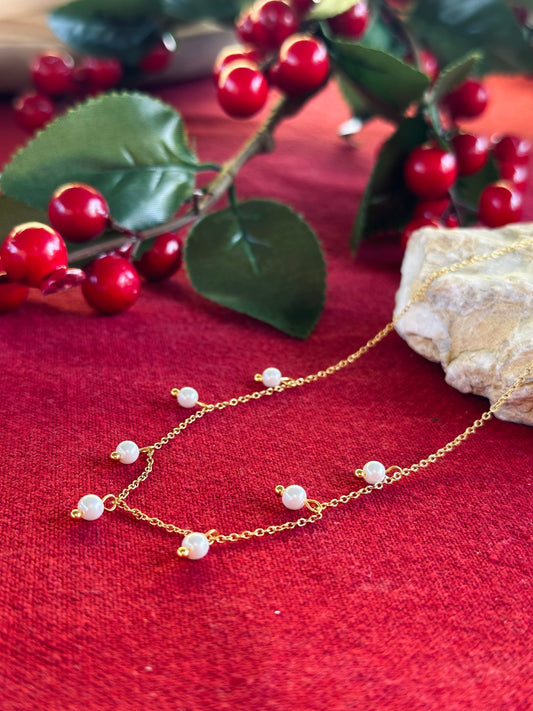 Colar dourado com pérolas