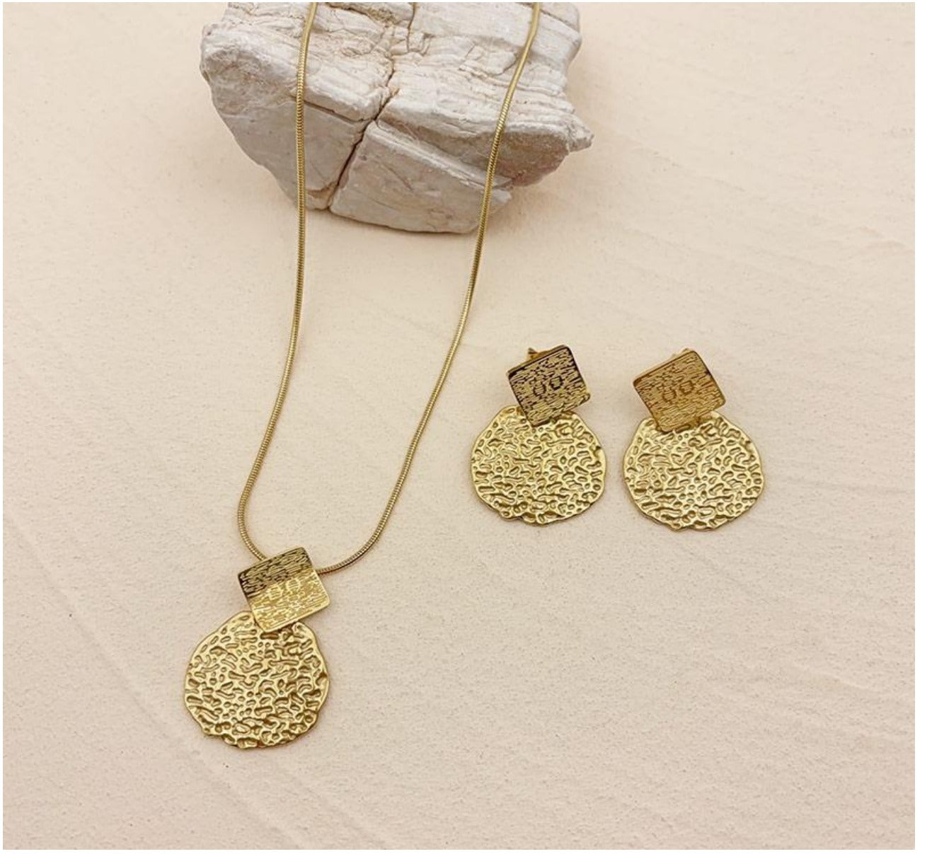 conjunto de fio e brincos dourados