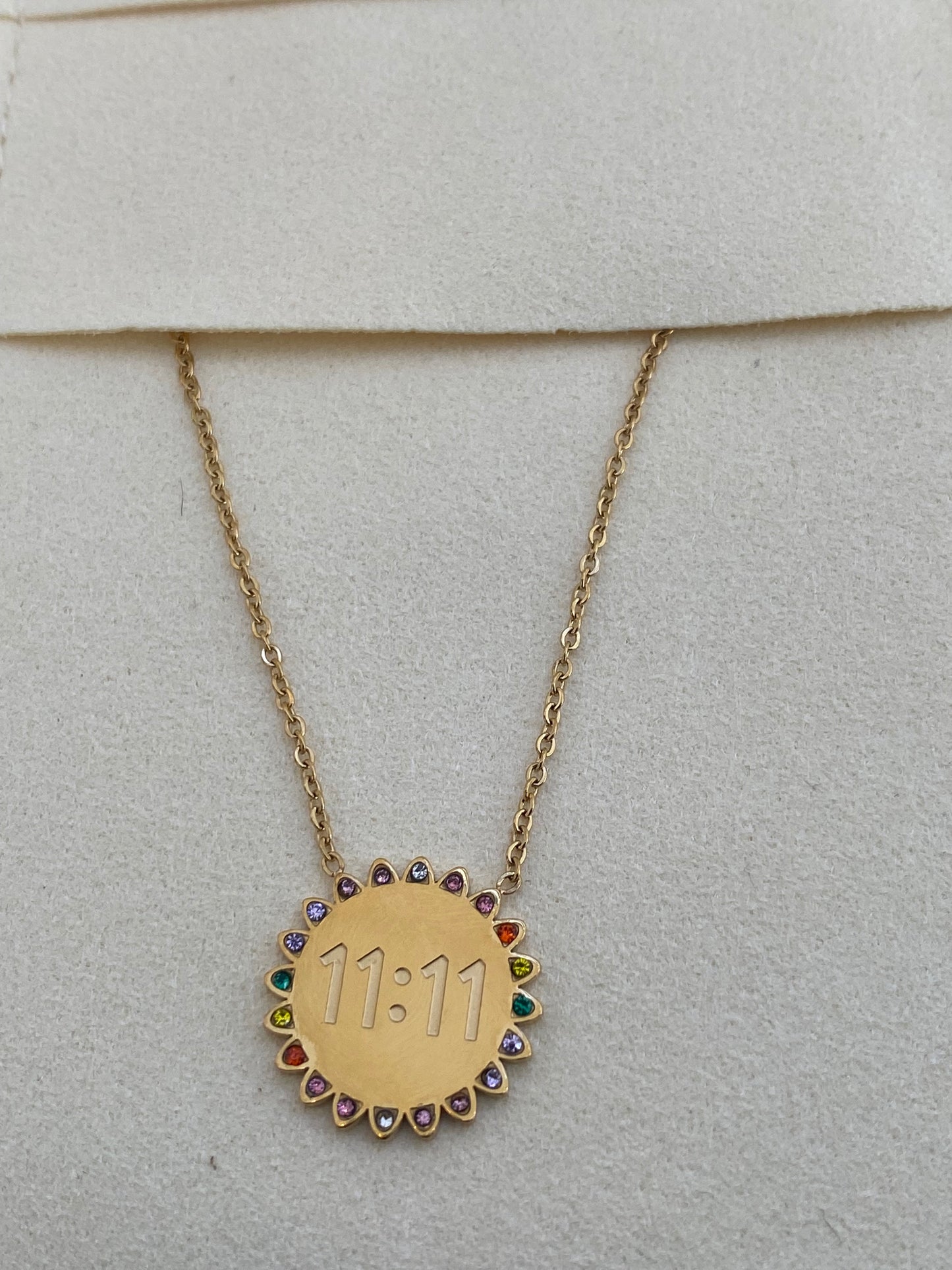 Colar com pingente colorido no centro