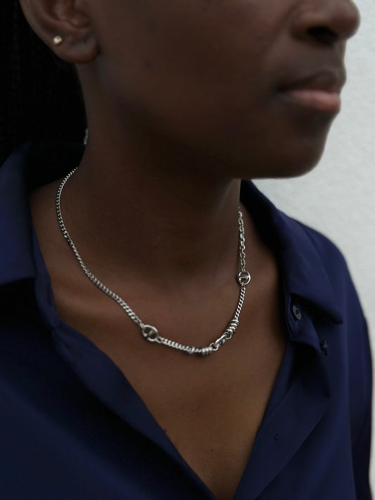 Colar Prateado Com Pingente