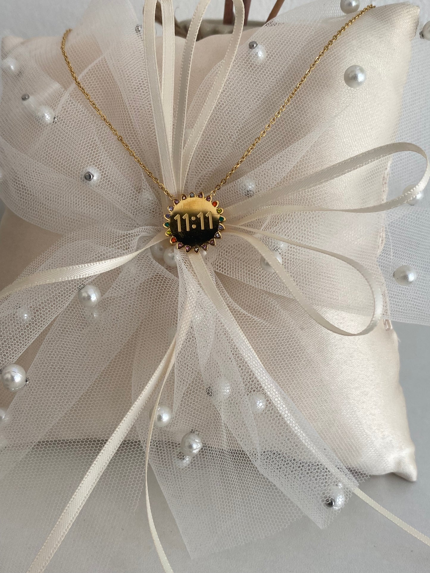 Colar com pingente colorido no centro