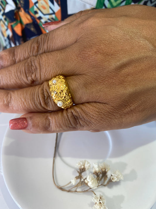 Anel Dourado Com Pingente