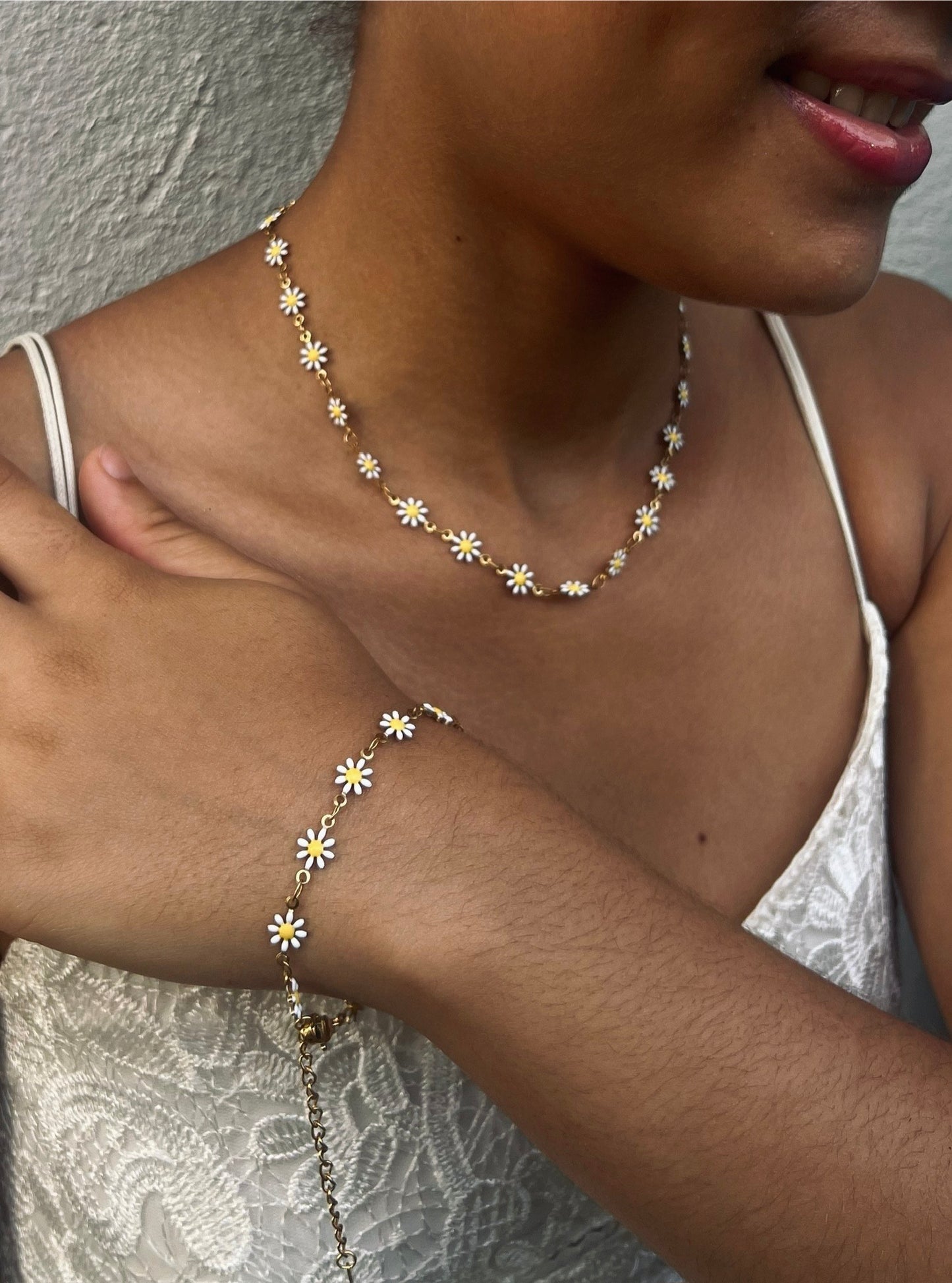 Conjunto dourado floral colar e Bracelete