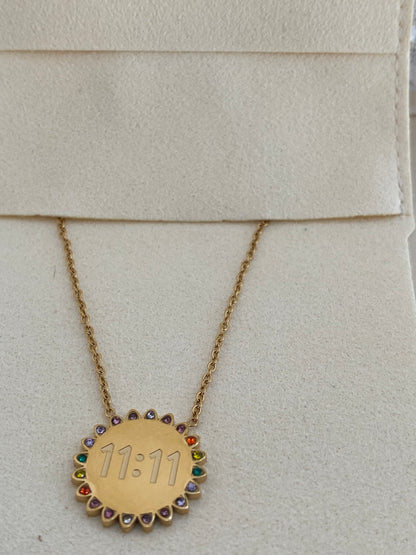 Colar com pingente colorido no centro