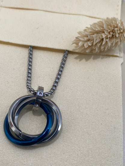 Colar prateado com pingente de circulo