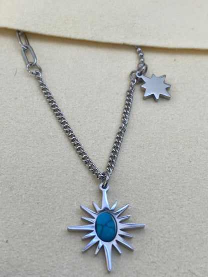 Colar prateado com pingente de pedra azul
