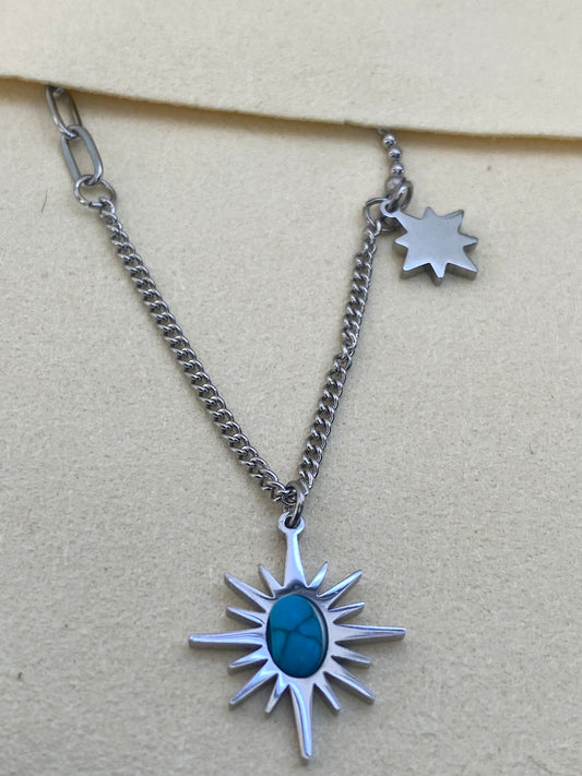 Colar prateado com pingente de pedra azul