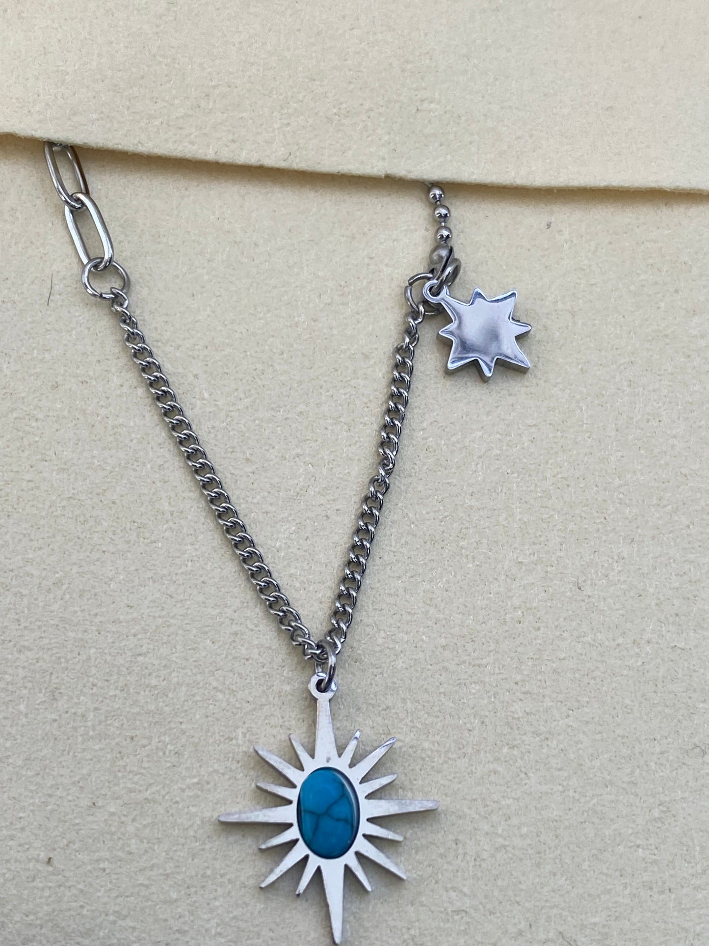 Colar prateado com pingente de pedra azul