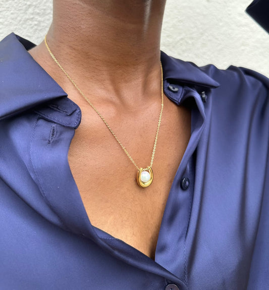 Colar Dourado Com Pingente De Perola
